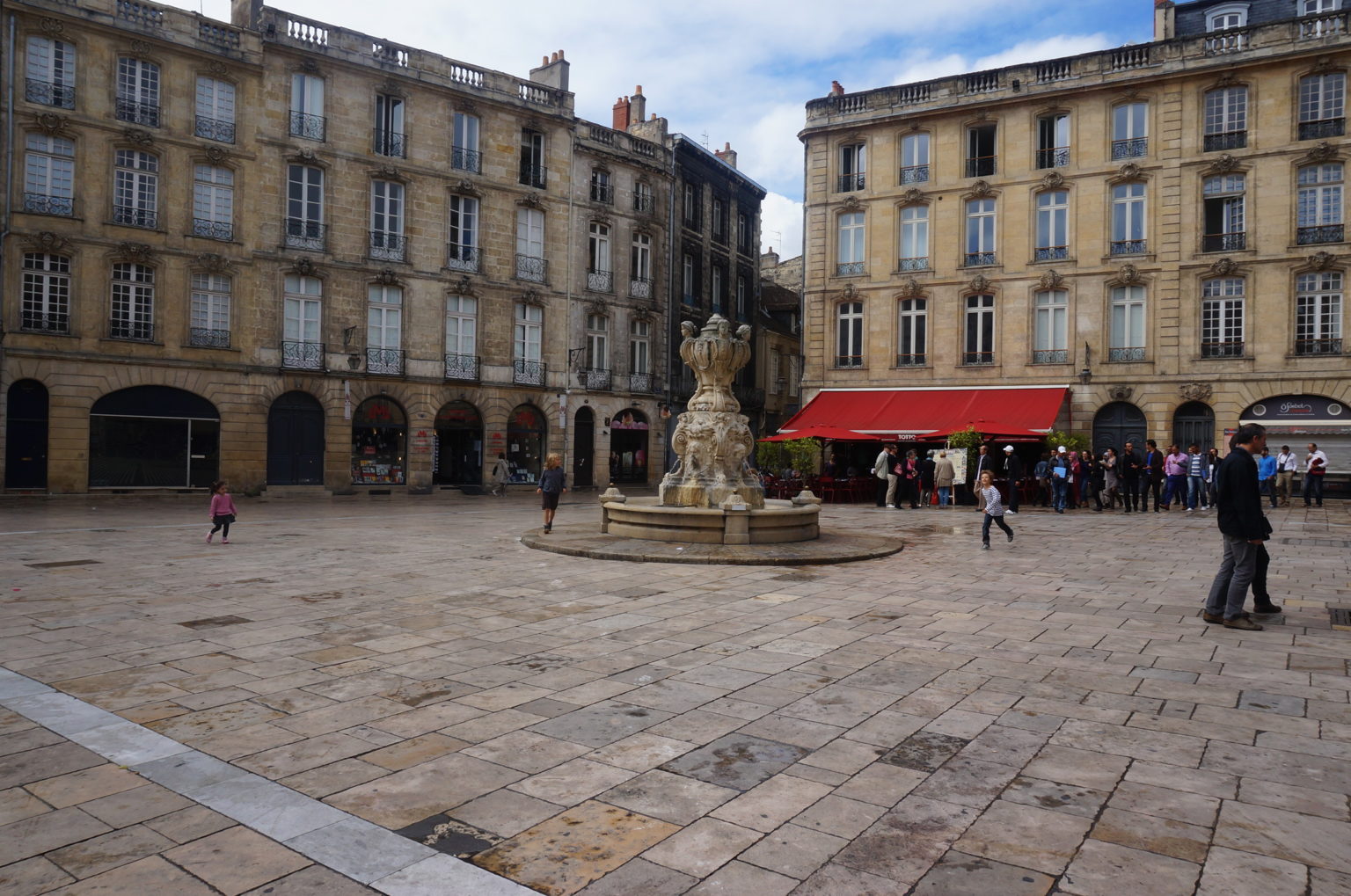 ESCAPADE : LA PLACE DU PARLEMENT - BORDEAUX - WWW.BORDEAUX.SPACE